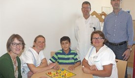 Abdul mit Chefarzt, Krankenschwestern und RC Mitgliedern